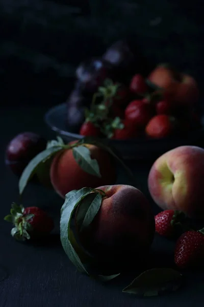 黒を基調とした桃 イチゴ — ストック写真