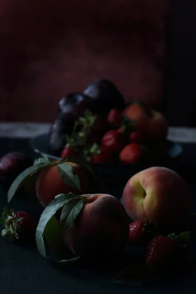 Pfirsiche Pflaumen Und Erdbeeren Auf Schwarzem Hintergrund — Stockfoto