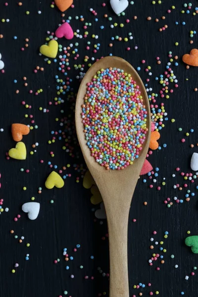 Cukor Sprinkles Egy Kanál Egy Fekete Háttér — Stock Fotó