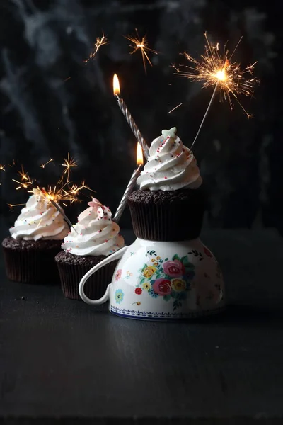 Cupcake Con Candele Sparkler Sfondo Nero — Foto Stock