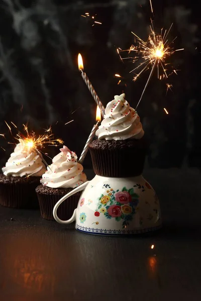Cupcakes Con Velas Bengalas Sobre Fondo Negro — Foto de Stock