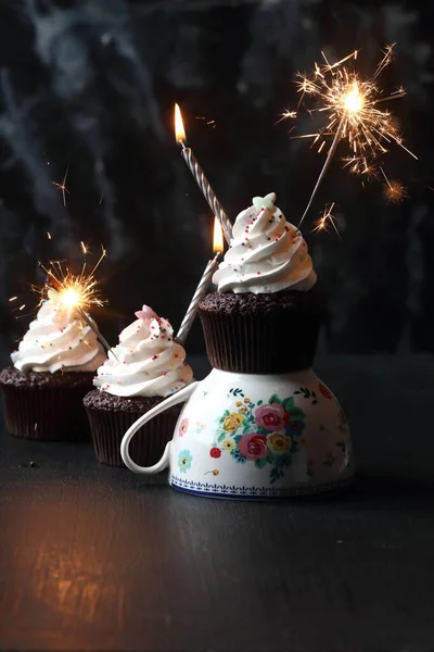 Cupcake Con Candele Sparkler Sfondo Nero — Foto Stock