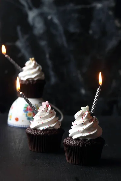 黒を基調としたキャンドル入りカップケーキ — ストック写真