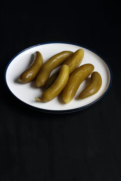 Gurka Pickle Platta Svart Bakgrund — Stockfoto
