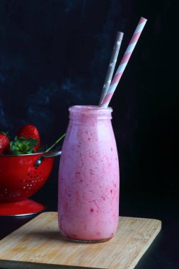 Siyah bir zemin üzerine çilek güler yüzlü