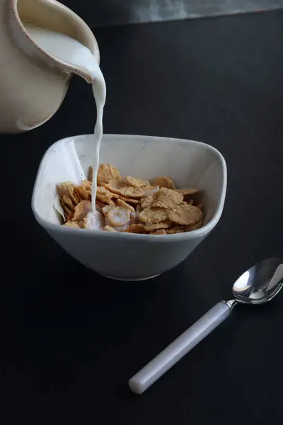 Cuenco Cereal Copos Maíz Con Leche Tazón Sobre Fondo Negro Imagen de stock