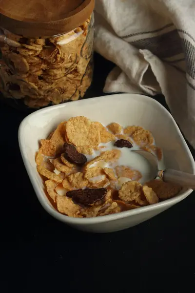 Cuenco Cereal Copos Maíz Con Leche Tazón Sobre Fondo Negro Fotos de stock