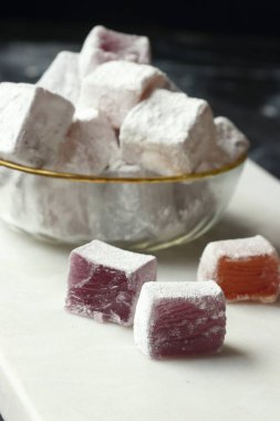 Siyah bir zemin üzerine lokum lokum