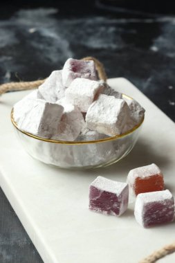 Siyah bir zemin üzerine lokum lokum