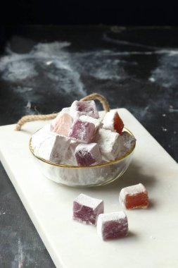 Siyah bir zemin üzerine lokum lokum