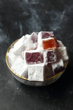 Siyah bir zemin üzerine lokum lokum