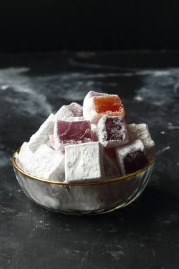 Siyah bir zemin üzerine lokum lokum