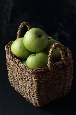 Siyah arkaplanda yeşil elmalar