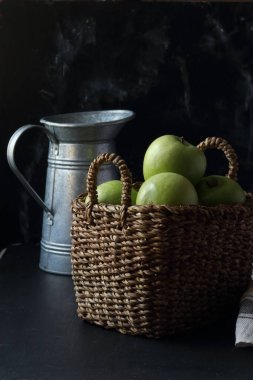 Siyah arkaplanda yeşil elmalar