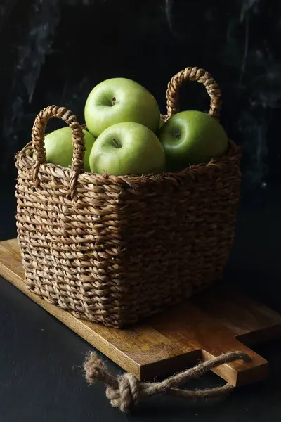 Manzanas Verdes Una Canasta Sobre Fondo Negro Fotos de stock