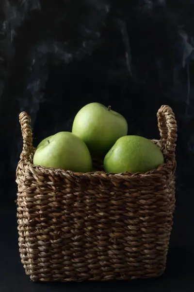 Manzanas Verdes Una Canasta Sobre Fondo Negro Imagen de archivo