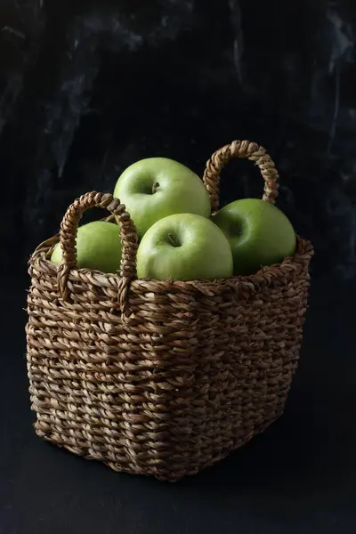 Manzanas Verdes Una Canasta Sobre Fondo Negro Imagen de archivo
