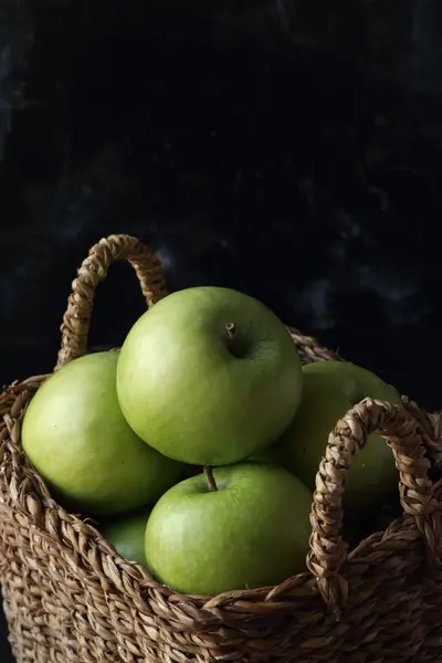 Manzanas Verdes Una Canasta Sobre Fondo Negro Imagen de stock