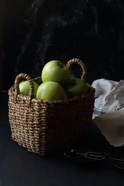 Manzanas Verdes Una Canasta Sobre Fondo Negro Imagen De Stock