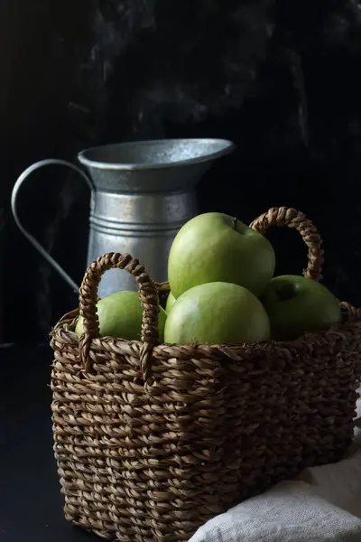 Gröna Äpplen Korg Svart Bakgrund Stockfoto