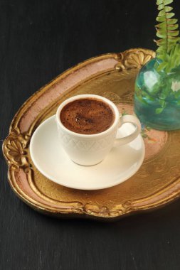 Tahta tepside Türk kahvesi
