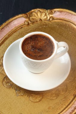 Tahta tepside Türk kahvesi