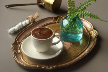 Tahta tepside Türk kahvesi