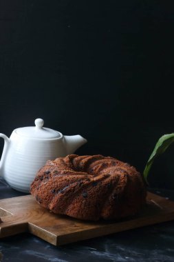 Bundt, siyah arkaplanda kek var.