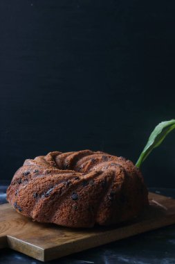 Bundt, siyah arkaplanda kek var.