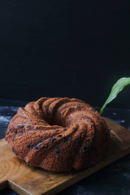 Siyah arka planda kek, kek.