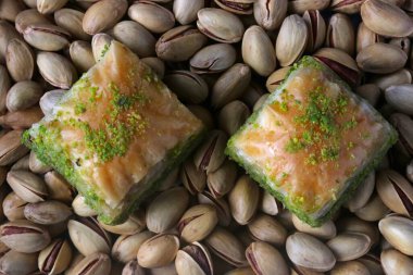Antep fıstıklı Baklava, geleneksel Türk tatlısıdır.