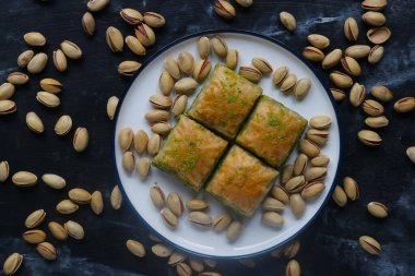 Antep fıstıklı Baklava, geleneksel Türk tatlısıdır.