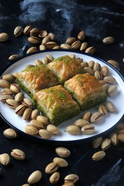 Antep fıstıklı Baklava, geleneksel Türk tatlısıdır.