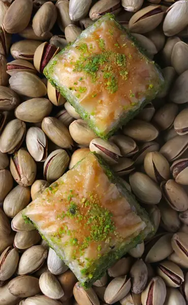 Antep fıstıklı Baklava, geleneksel Türk tatlısıdır.