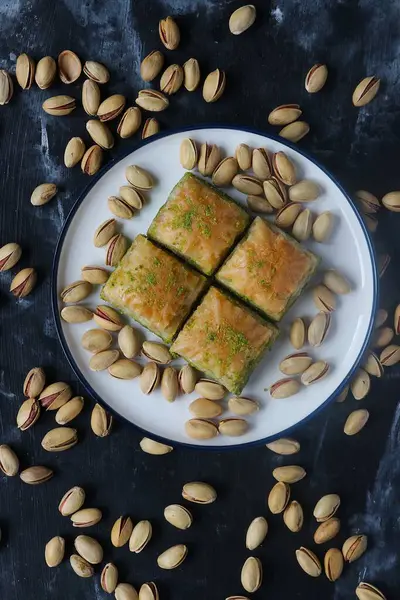 Antep fıstıklı Baklava, geleneksel Türk tatlısıdır.