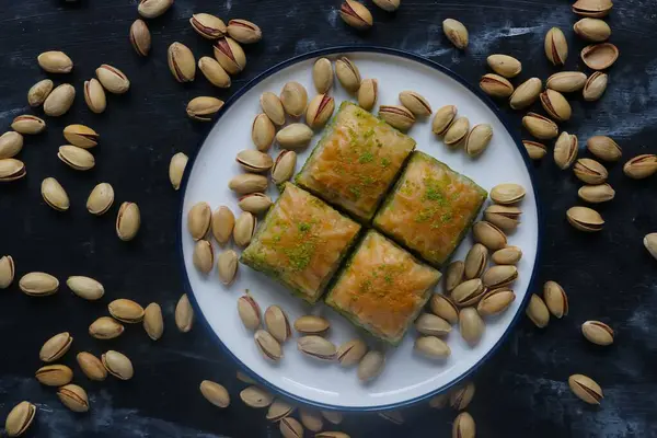 Antep fıstıklı Baklava, geleneksel Türk tatlısıdır.