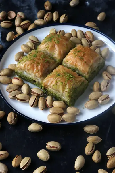 Antep fıstıklı Baklava, geleneksel Türk tatlısıdır.