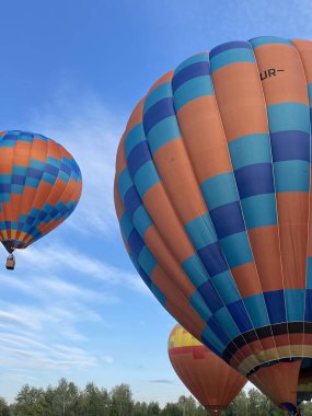 Havada uçuşuyor ve güzel manzarayı alıp götürüyor.