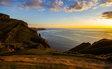 İrlanda 'da anne kayalıkları ve Atlantik okyanusu