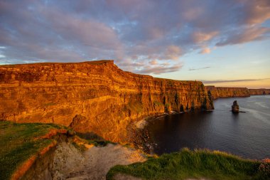 İrlanda 'da anne kayalıkları ve Atlantik okyanusu