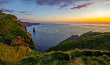 İrlanda 'da anne kayalıkları ve Atlantik okyanusu