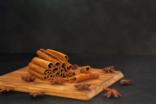 Black Background Fragrant Cinnamon Sticks Anise Wooden Board — Stock Photo, Image