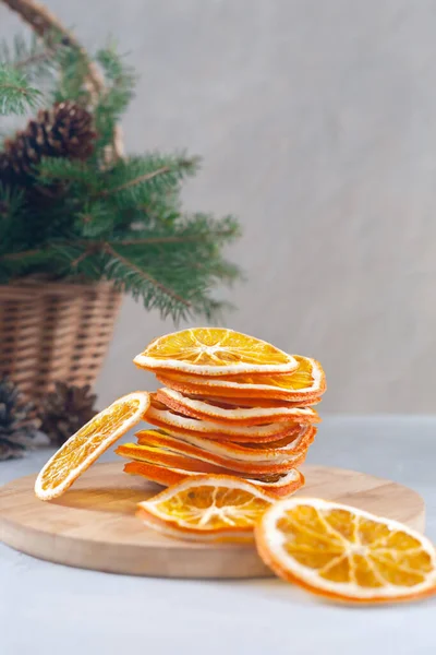 크리스마스 오렌지와 가문비나무 가지를 바구니에 원추형으로 만든다 — 스톡 사진