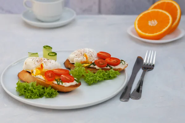 Healthy Food Concept Poached Egg Toast Tomato Cream Cheese Bread — Stockfoto