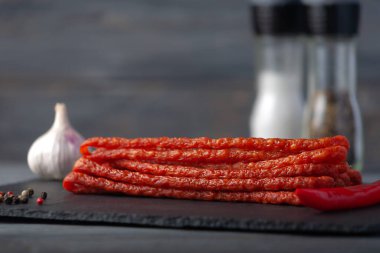 Lezzetli kurutulmuş sosisler baharat ve otlarla birlikte Kabanosy. Yan görüş. Metin için boş alan.