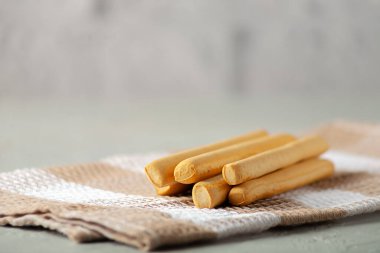 Taze İtalyan yemeği. İtalyan Grissini veya tuzlu ekmek çubukları. Taze İtalyan yemeği..