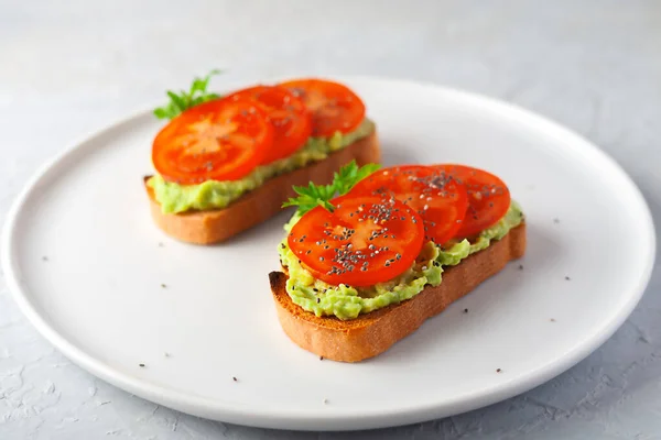 Sanduíche Vegan Saudável Com Abacate Tomate Prato Branco — Fotografia de Stock