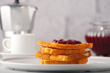 Reçelli kızarmış ekmek ve ahşap bir masada bir fincan sıcak kahve. Avrupa kahvaltısı.