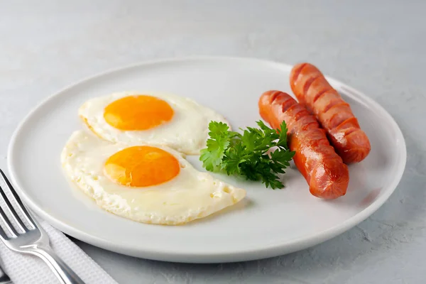 Scrambled Eggs Grilled Sausages Parsley Gray Background — Stock Photo, Image