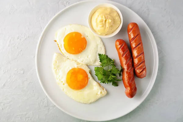 Scrambled Eggs Grilled Sausages Parsley Mayonnaise Gray Background — Stock Photo, Image